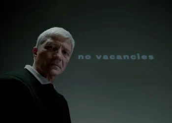 Autokratisk ledelse - streng mand kigger på dig