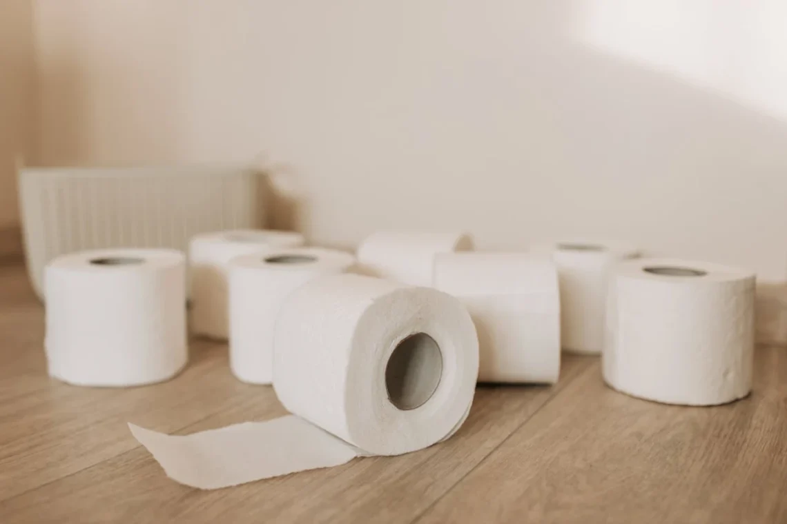 Basale behov - toiletruller på gulv som udtryk for de basale behov