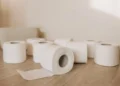 Basale behov - toiletruller på gulv som udtryk for de basale behov