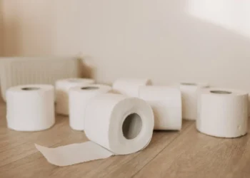 Basale behov - toiletruller på gulv som udtryk for de basale behov