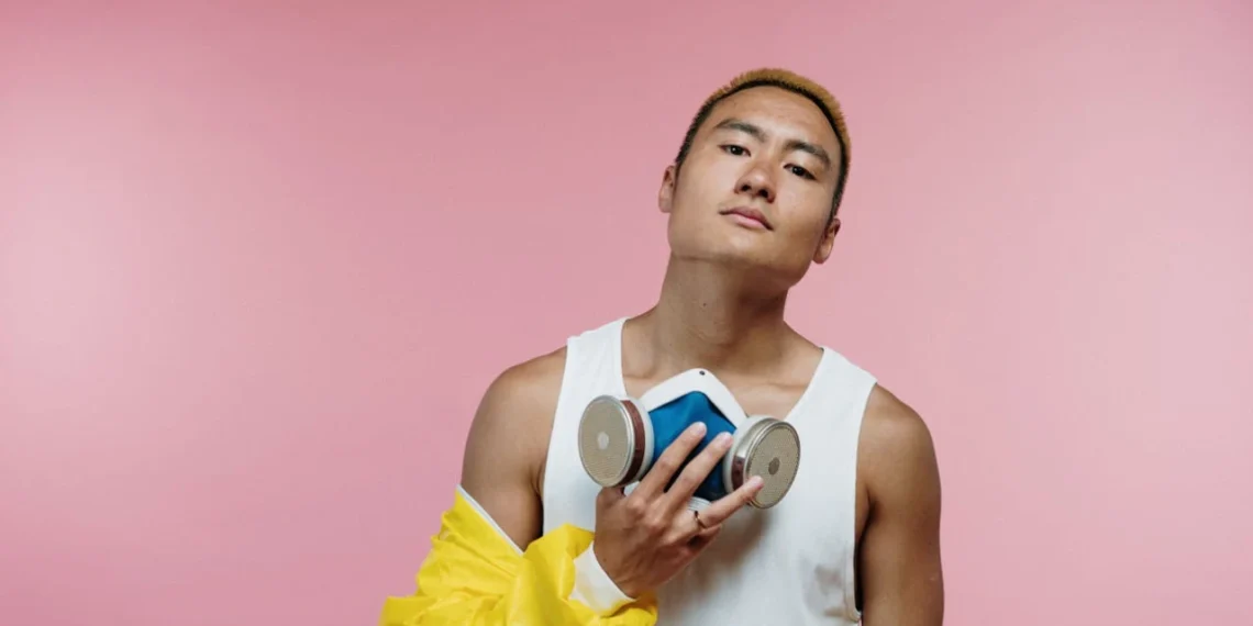 Selvkontrol her et billede af mand der holder åndedrætsværn i hånden