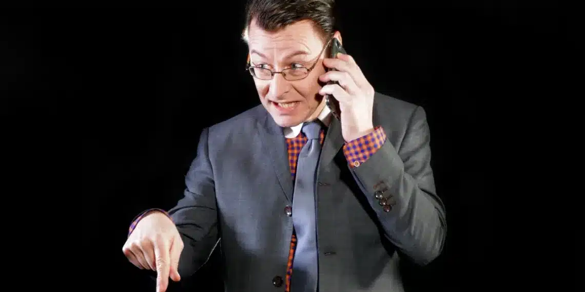 autokratisk ledelse den strenge chef - taler direkte ned i telefonen