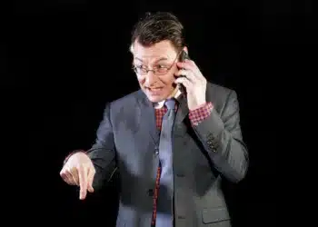 autokratisk ledelse den strenge chef - taler direkte ned i telefonen