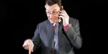 autokratisk ledelse den strenge chef - taler direkte ned i telefonen