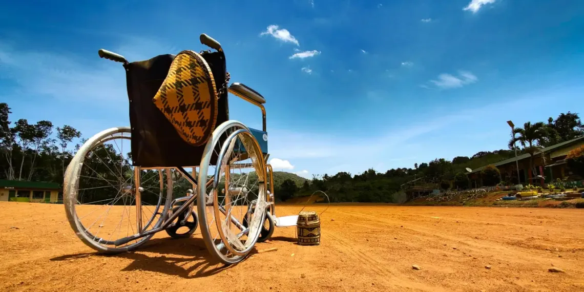 basale behov i en tom rullestol midt ude i ørkenen