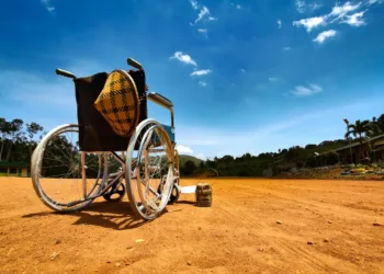 basale behov i en tom rullestol midt ude i ørkenen