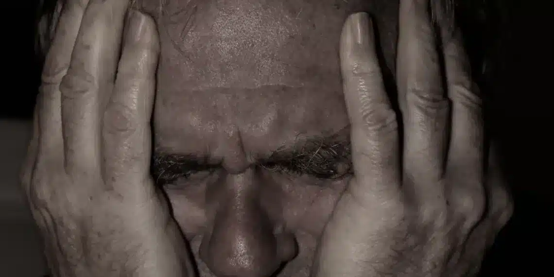 dårlige chefer mand holder sig for ørerne