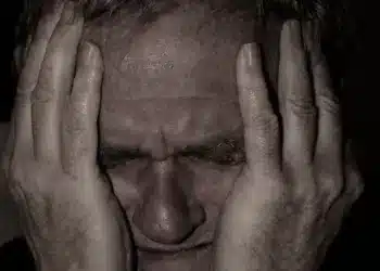 dårlige chefer mand holder sig for ørerne