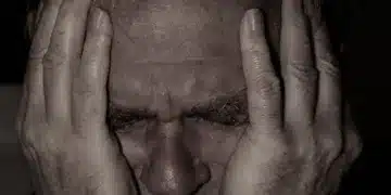 dårlige chefer mand holder sig for ørerne