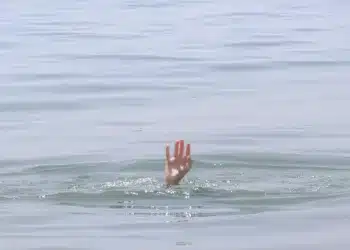 Hånd stikker op af åbent hav mangel på selvkontrol er som at drukne