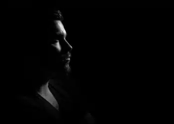 uformel leder - mand hvor man aner ansigtet i mørke - derfor uformel leder