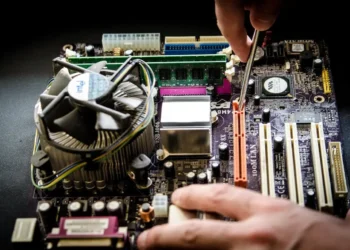 Faglig leder specialist - her vist i form af kompliceret printkort