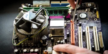 Faglig leder specialist - her vist i form af kompliceret printkort