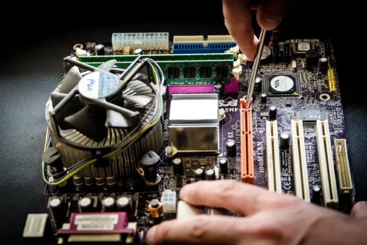 Faglig leder specialist - her vist i form af kompliceret printkort