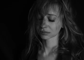 Livskrise pige græder i sort/hvid