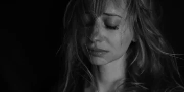 Livskrise pige græder i sort/hvid