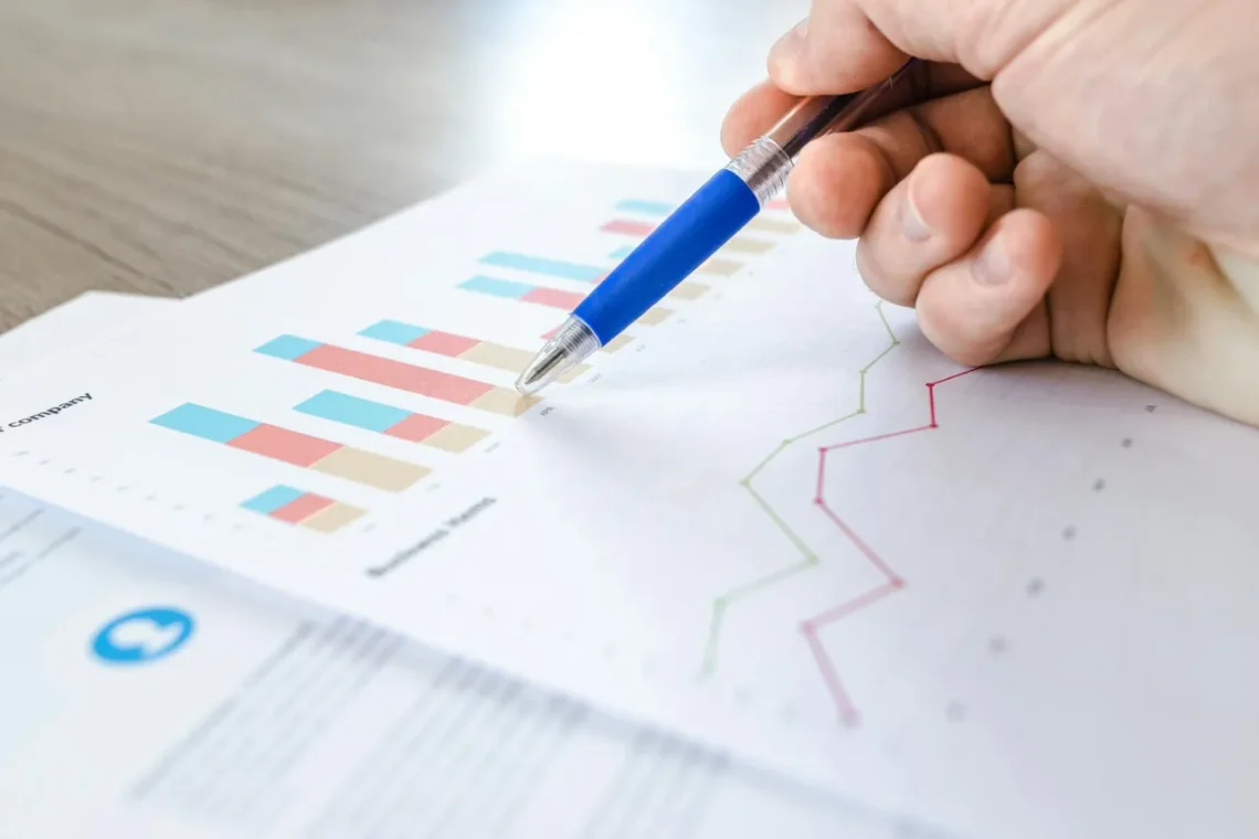 SWOT-analyse her kurver på et stykke hvidt papir