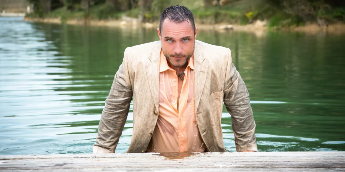 selvbestemmelsesteorien af deci og ryan - mand i jakkesæt kommer op af vandet i jakkesæt