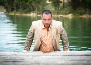 selvbestemmelsesteorien af deci og ryan - mand i jakkesæt kommer op af vandet i jakkesæt