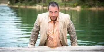 selvbestemmelsesteorien af deci og ryan - mand i jakkesæt kommer op af vandet i jakkesæt