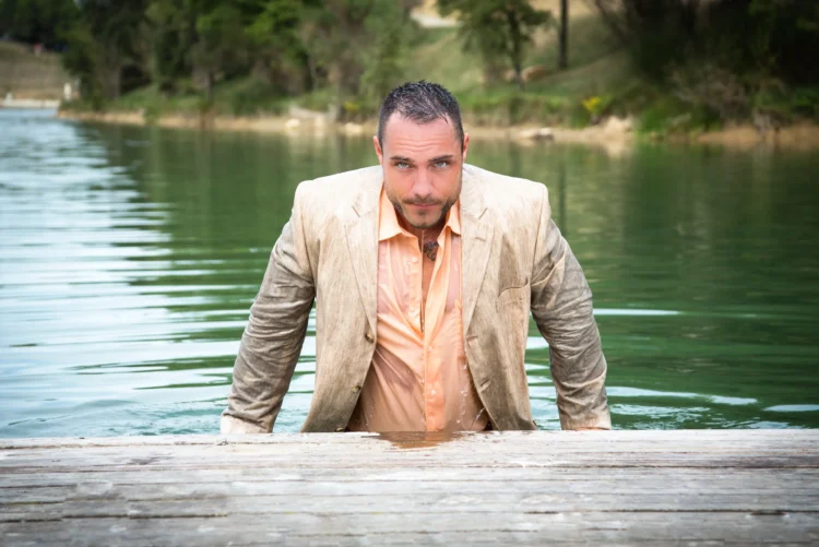 selvbestemmelsesteorien af deci og ryan - mand i jakkesæt kommer op af vandet i jakkesæt