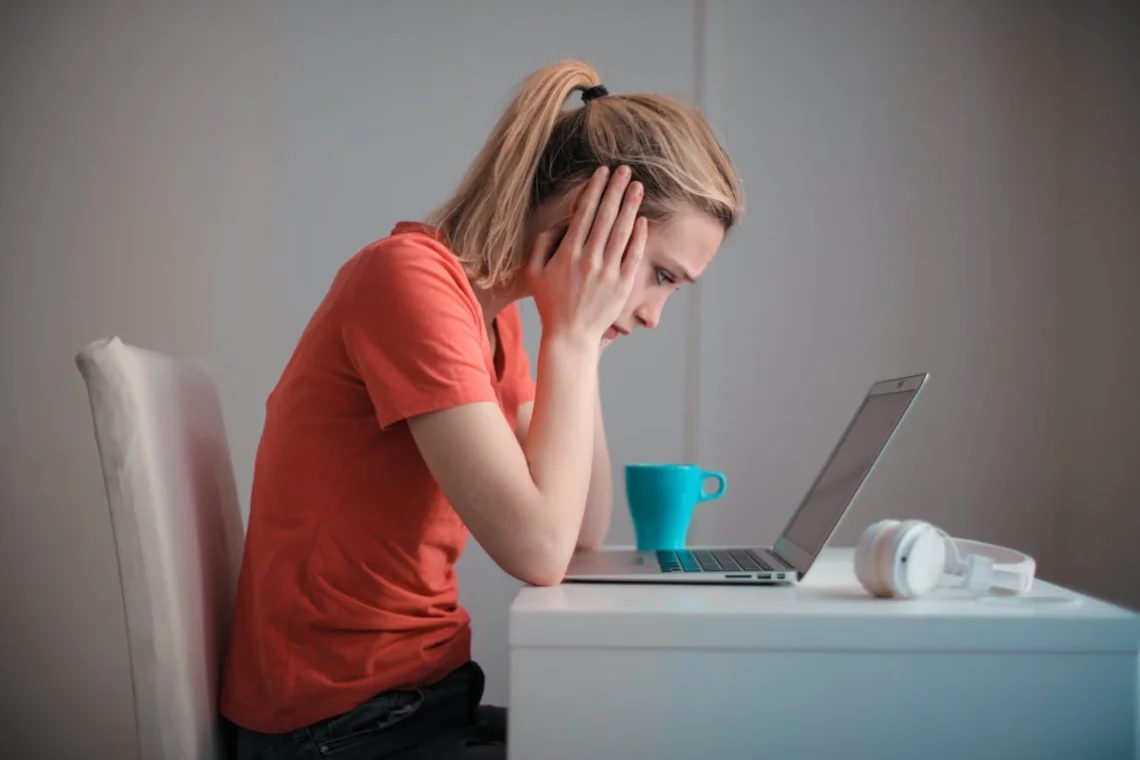 Uberettiget fyring kvinde stirrer ked af det ind i computerskærm