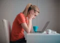 Uberettiget fyring kvinde stirrer ked af det ind i computerskærm