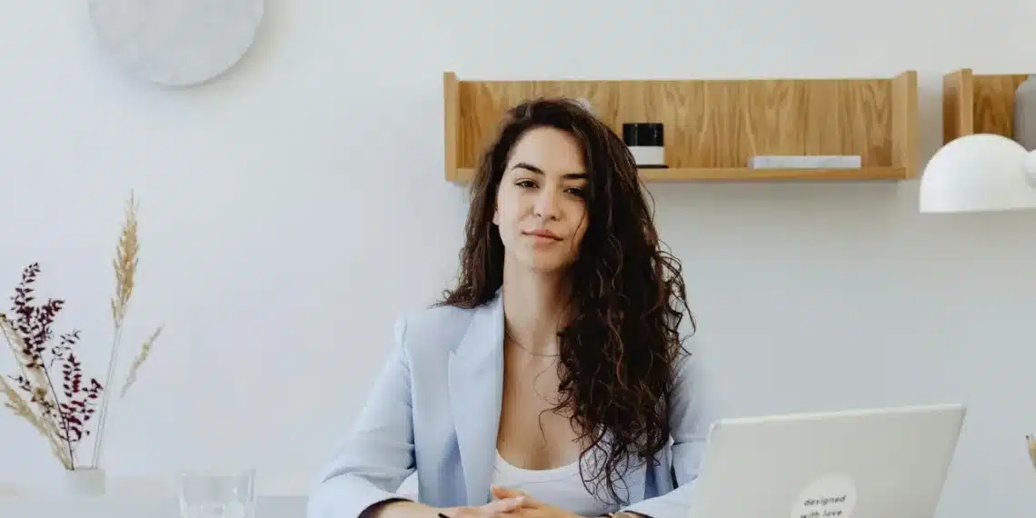 blake og moutons ledergitter selvsikker kvinde foran computer på skrivebord