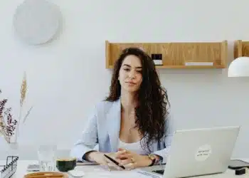 blake og moutons ledergitter selvsikker kvinde foran computer på skrivebord