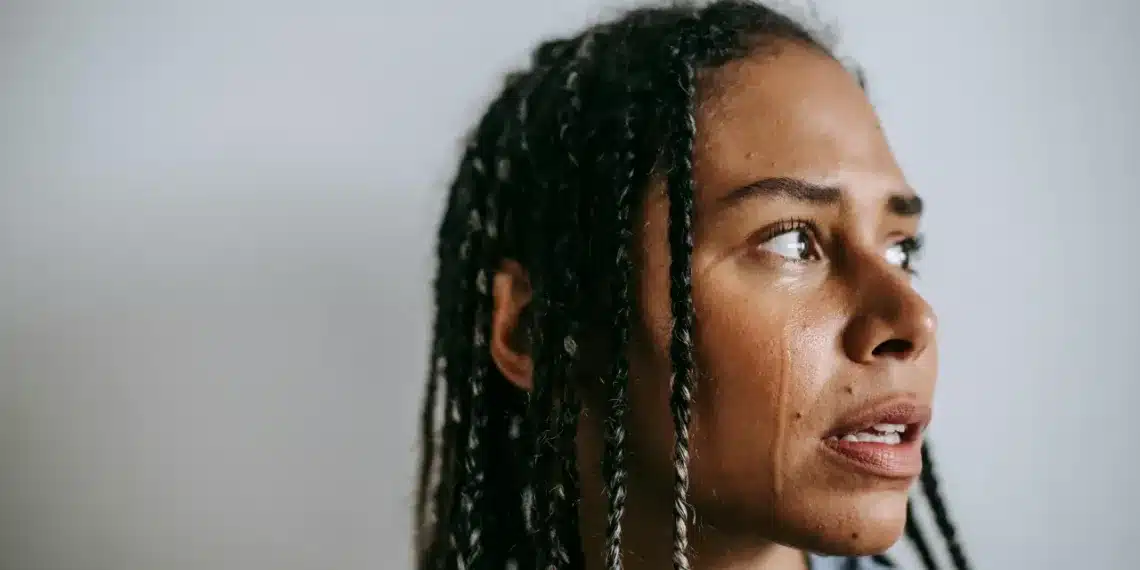 livskrise - kvinde kigger fortvivlet til siden med tårer på kinden