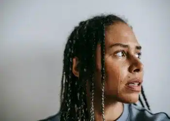 livskrise - kvinde kigger fortvivlet til siden med tårer på kinden