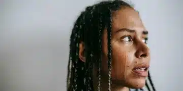 livskrise - kvinde kigger fortvivlet til siden med tårer på kinden