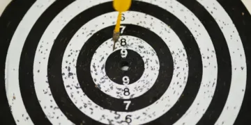 Det skal du vide om målsætningsteorien - skydeskive sort/hvid ringe