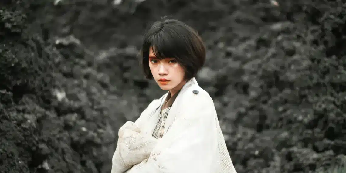 mcclellands behovsteori hakket ud i beton - kvinde står ved foden af et bjerg