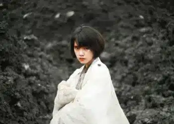 mcclellands behovsteori hakket ud i beton - kvinde står ved foden af et bjerg