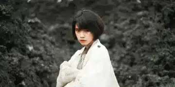 mcclellands behovsteori hakket ud i beton - kvinde står ved foden af et bjerg