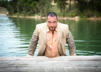 selvbestemmelsesteorien af deci og ryan - mand i jakkesæt kommer op af vandet i jakkesæt