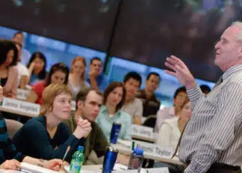 vrooms forventningsteori - Victor Vroom giver forelæsning på universitet