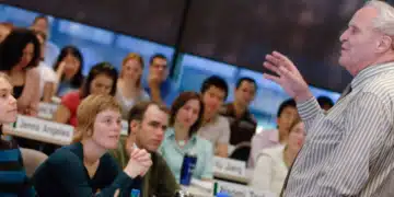 vrooms forventningsteori - Victor Vroom giver forelæsning på universitet