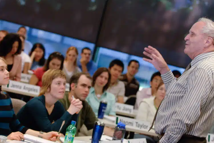 vrooms forventningsteori - Victor Vroom giver forelæsning på universitet