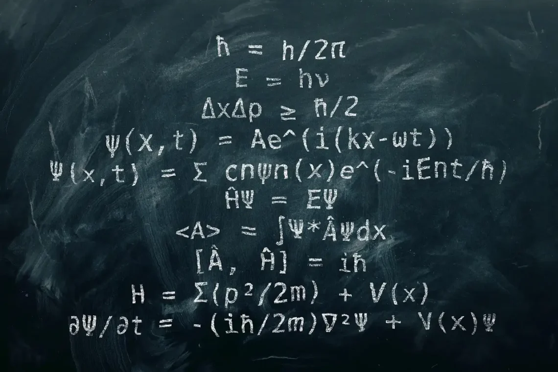 Domæneteori anskueliggjort af matematiske domæner skrevet på tavle