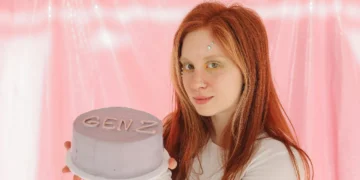 Generation Z eller Gen Z her en ung kvinde med en lyserød lagkage hvor Gen Z står skrevet på