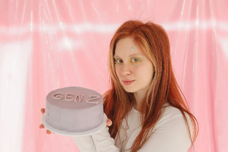 Generation Z eller Gen Z her en ung kvinde med en lyserød lagkage hvor Gen Z står skrevet på