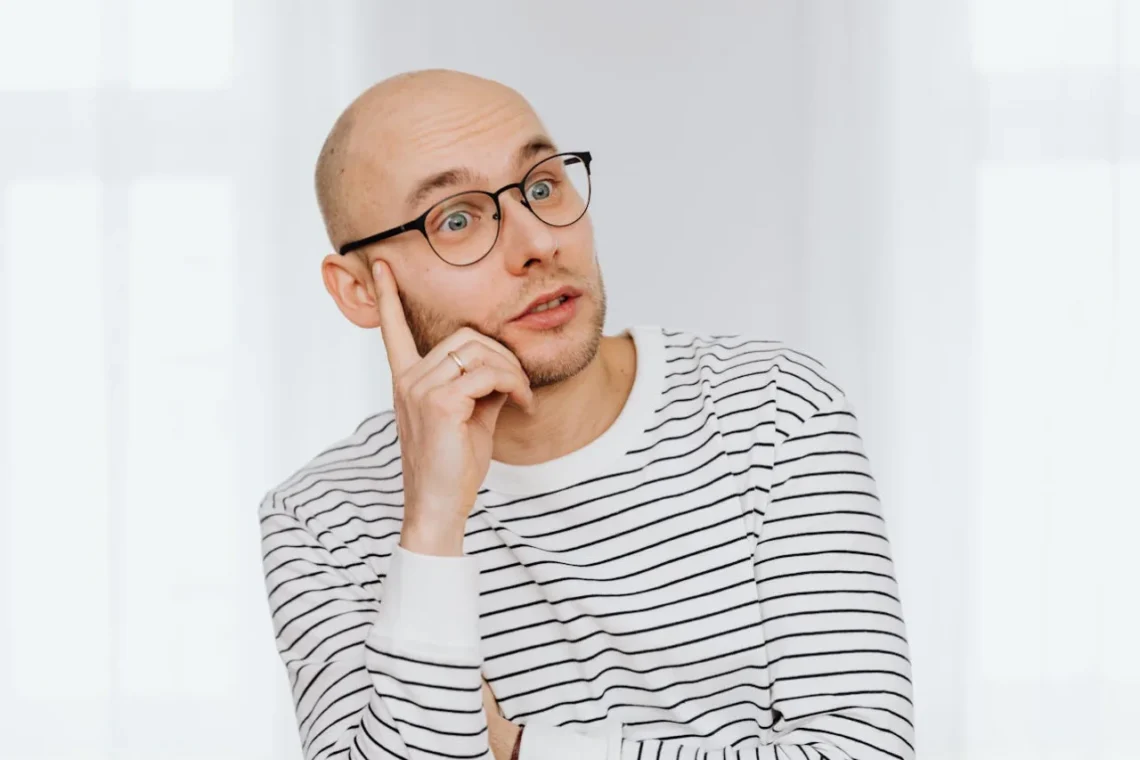 Mand ser meget forbløffet ud som metafor for forråelse (forraaelse) på arbejdspladsen
