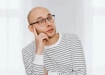 Mand ser meget forbløffet ud som metafor for forråelse (forraaelse) på arbejdspladsen