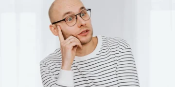 Mand ser meget forbløffet ud som metafor for forråelse (forraaelse) på arbejdspladsen