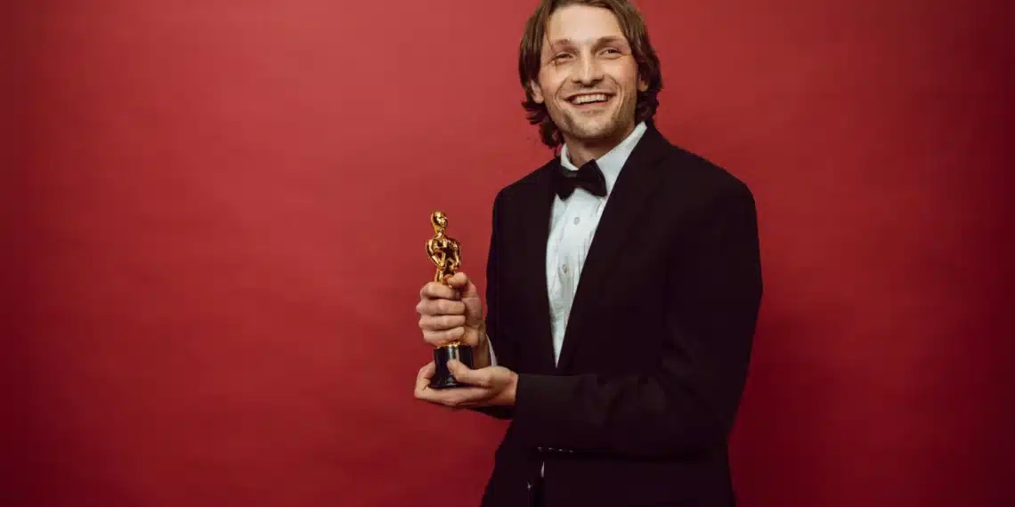 belønningsteori mand med præmie smiler med rødt bagtæppe