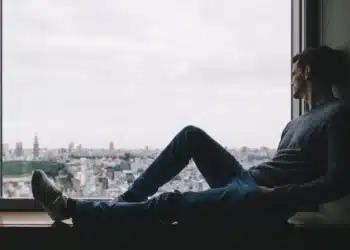 har du en ambivert personlighed mand sidder i vindueskarm