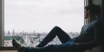 har du en ambivert personlighed mand sidder i vindueskarm