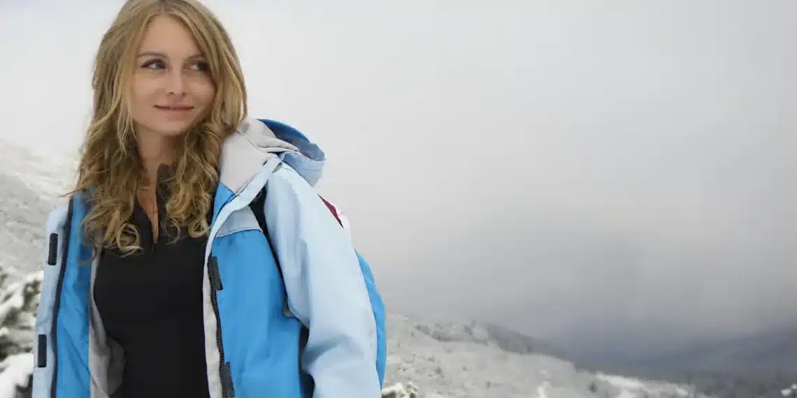 hvad er motivation - her er en motiveret kvinde på toppen af et bjerg